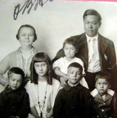 The Yee Family, c. 1922. Top left to right: Mary Yee, June Yee (being held), and Yee Shing Bottom left to right:  Eugene Yee, Lillian Yee, V